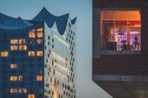 Germania, Amburgo, Hafencity, Sandtorhafen, Elbphilharmonie al tramonto — Foto stock