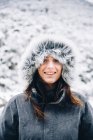 Portrait de jeune femme souriante en hiver — Photo de stock