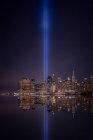 USA, New York, New York, Manhattan skyline con Tribute in Light di notte — Foto stock