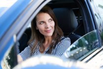 Ritratto di donna sorridente che guida auto — Foto stock