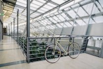 Велосипед в современном офисном здании — стоковое фото