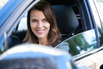 Ritratto di donna sorridente che guida auto — Foto stock