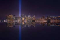 USA, New York, New York, Manhattan skyline con Tribute in Light di notte — Foto stock
