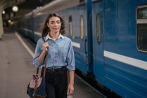 Young female traveller walking on the platform — Stock Photo