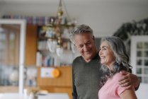 Ritratto di una coppia anziana felice a casa — Foto stock