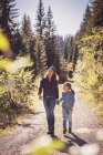 Mère randonnée avec fille dans les montagnes — Photo de stock