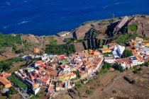 Espanha, Ilhas Canárias, Agulo, Vista aérea da cidade situada à beira do penhasco costeiro — Fotografia de Stock