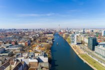 Vista de alto ángulo del río en medio de edificios en Berlín contra el cielo - foto de stock