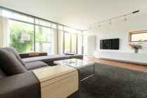 Salon moderne dans une maison design avec de grandes fenêtres — Photo de stock