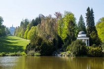 Германия, Гессен, Кассел, Пруд и деревья в Бергпарке Вильгельмшохе — стоковое фото