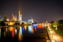 Німеччина, Гессен, Франкфурт, Ріверсайд прогулюється і освітлює міське небо вночі. — Stock Photo
