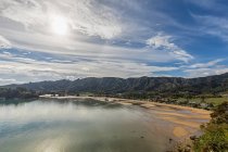 Nova Zelândia, região de Tasman, sol brilhando sobre Golden Bay e Ligar Bay Beach — Fotografia de Stock
