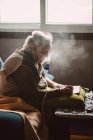 Старші жінки за допомогою інгалятор вдома — стокове фото