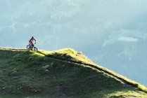 Альпинист на пути в Гризонс, Швейцария — стоковое фото