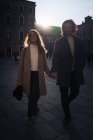 Молода пара відвідує місто Венеція (Італія) на заході сонця. — стокове фото