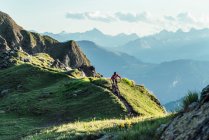 Mountainbiker on a way on a ridge, Grisons, Швейцария — стоковое фото