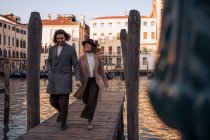 Молода пара йде по пристані на Канал - Ґранде у Венеції (Італія). — стокове фото