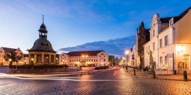 Germany, Mecklenburg-West Pomerania, Wismar, Hanseatic City, Market Square with waterworks from 1602 (Wasserkunst) at dusk — Stock Photo
