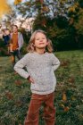 Portrait de fille confiante avec sa famille sur une prairie en automne — Photo de stock