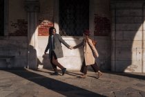 Молода пара йде рука в руку у місті Венеція (Італія). — стокове фото