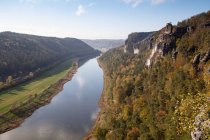 Alemanha, Saxônia, Rathen, vista panorâmica do Vale do Elba no outono vista da formação rochosa de Bastei — Fotografia de Stock