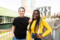 Portrait d'un jeune couple heureux à l'extérieur — Photo de stock
