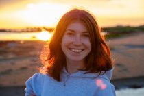 Ritratto di adolescente rossa sorridente sulla costa, Halland, Svezia — Foto stock