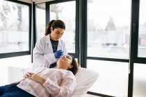 Жінка, яка отримує ін'єкції ботоксу в медичній практиці — стокове фото