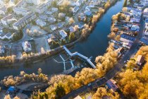 Alemania, Baviera, Wolfratshausen, Drone vista río Loisach que fluye a través de la ciudad en las estribaciones alpinas - foto de stock