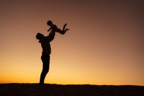Vater spielt mit Tochter auf Sanddüne bei Sonnenuntergang, Gran Canaria, Spanien — Stockfoto