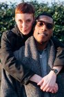 Portrait de jeune couple heureux à l'extérieur — Photo de stock