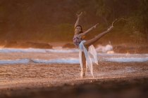 Ritratto di adolescente che pratica ginnastica sul lungomare al tramonto, Jaco Beach, Costa Rica — Foto stock