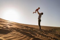 Vater spielt mit Tochter in Sanddüne bei Sonnenuntergang, Gran Canaria, Spanien — Stockfoto