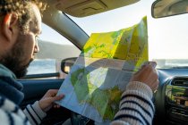 Mann betrachtet Karte im Auto, Insel Sao Miguel, Azoren, Portugal — Stockfoto
