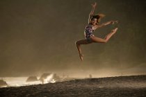 Ritratto di adolescente felice che pratica ginnastica sulla spiaggia al crepuscolo, Jaco Beach, Costa Rica — Foto stock