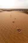 Footprints in sand dunes in Sahara Desert, Merzouga, Morocco — Stock Photo