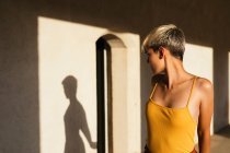 Retrato de adolescente loira e sua sombra na parede — Fotografia de Stock