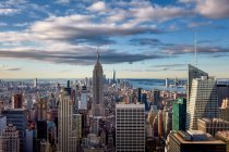 США, Нью-Йорк, Нью-Йорк, Вид на Манхэттен с вертолета в сумерках — стоковое фото