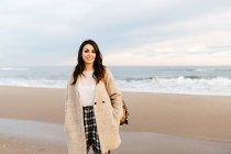 Porträt einer jungen Frau an einem abgelegenen Strand bei Sonnenuntergang — Stockfoto