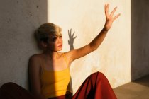 Retrato de adolescente loira e sua sombra na parede — Fotografia de Stock
