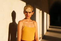 Retrato de adolescente loira e sua sombra na parede — Fotografia de Stock