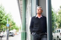 Porträt eines seriösen Geschäftsmannes, der nach oben schaut — Stockfoto
