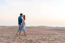 Couple kissing at sunset in the dunes, Gran Canaria, Spain — Stock Photo