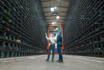 Deux hommes d'affaires se réunissant dans un entrepôt haut de gamme d'une usine — Photo de stock