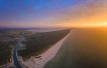 Polonia, Pomerania, Leba, Veduta aerea della costa al Parco nazionale Slowinski al tramonto — Foto stock