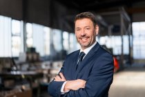 Ritratto di un uomo d'affari maturo e sicuro di sé in una fabbrica — Foto stock