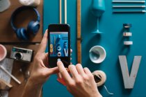 Gros plan de la femme créative prenant une photo smartphone de la décoration sur la table — Photo de stock