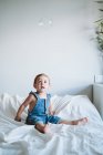 Bambina che gioca con le bolle a casa — Foto stock