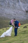 Baciare coppia di sposi con zaini da arrampicata, Urkiola mountain, Spagna — Foto stock