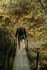 Mulher balançando no corrimão da ponte enquanto explora Sierra De Hornachuelos, Córdoba, Espanha — Fotografia de Stock